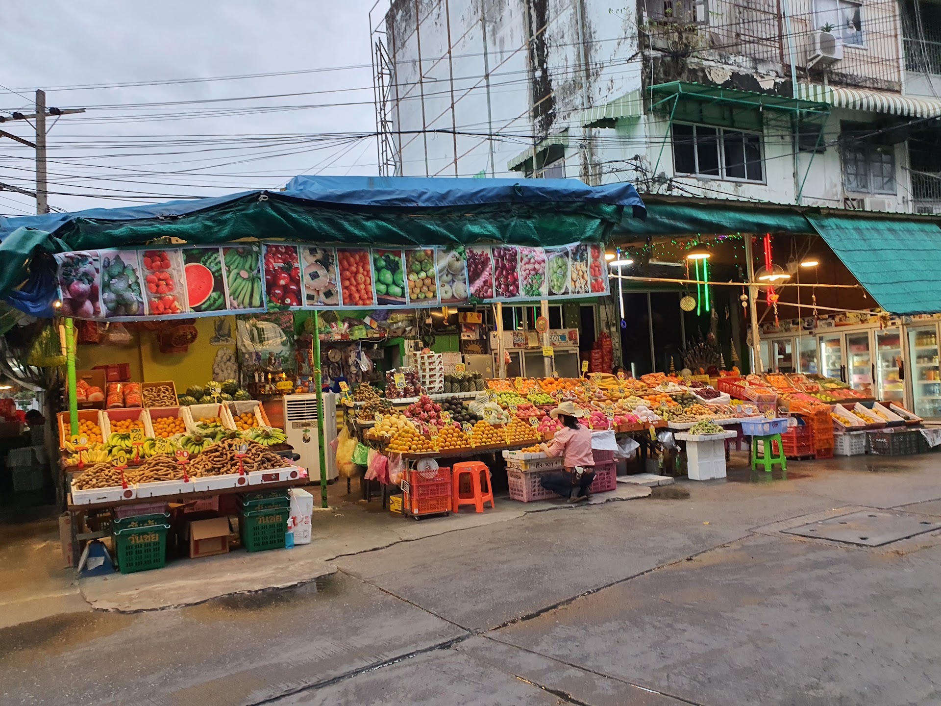 Bangkok, mercado Or Tor Kor — frutas tropicales al amanecer y el desayuno que los locales no revelan