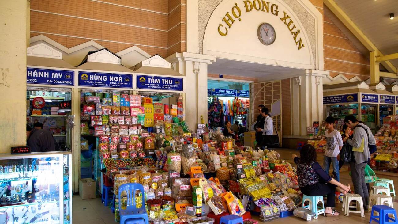 Hanói, mercado Dong Xuan al alba: el pho que los locales piden antes de que salga el sol
