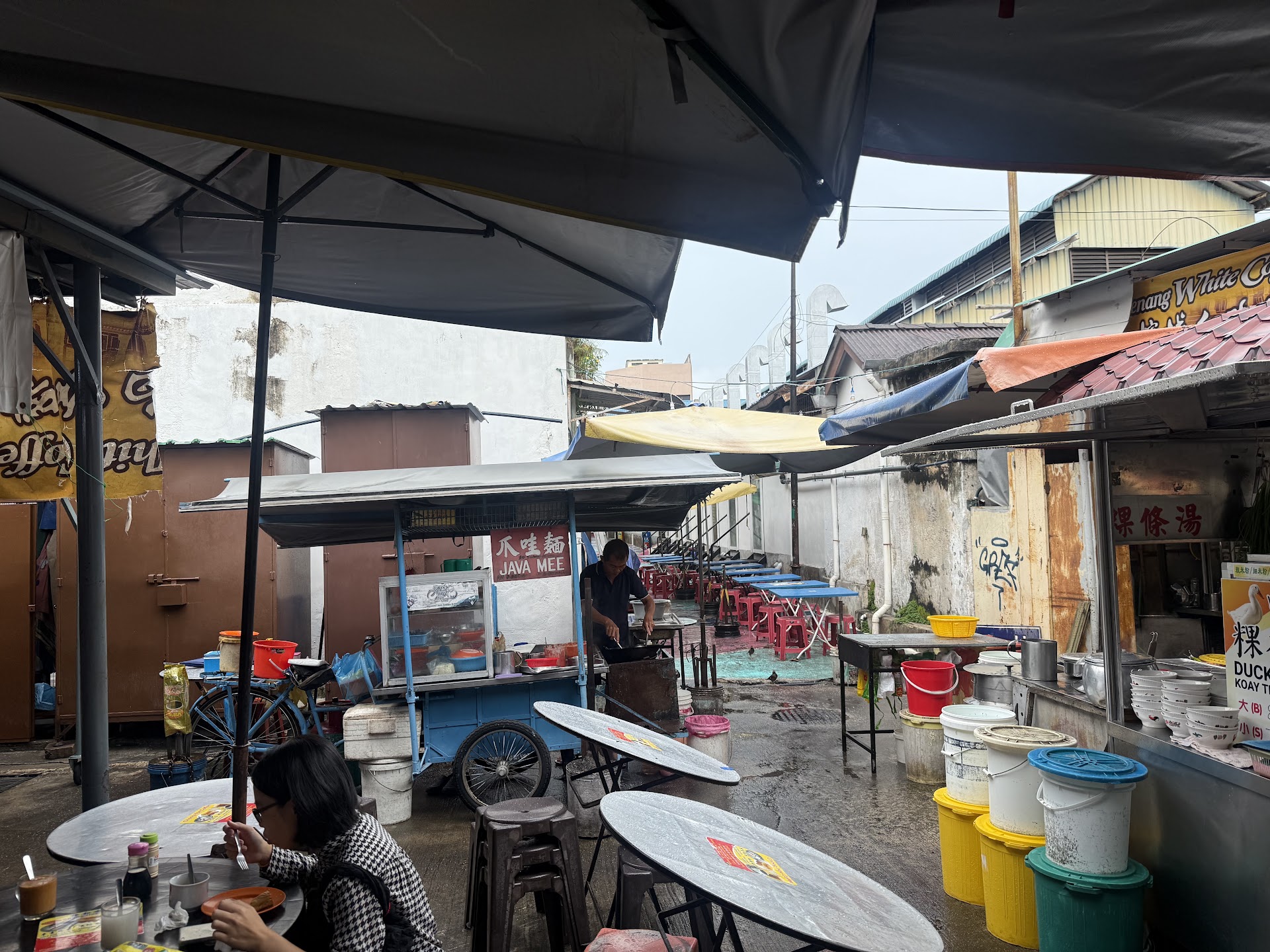Mercado Chowrasta, Penang — la madrugada que huele a wok y a especias olvidadas