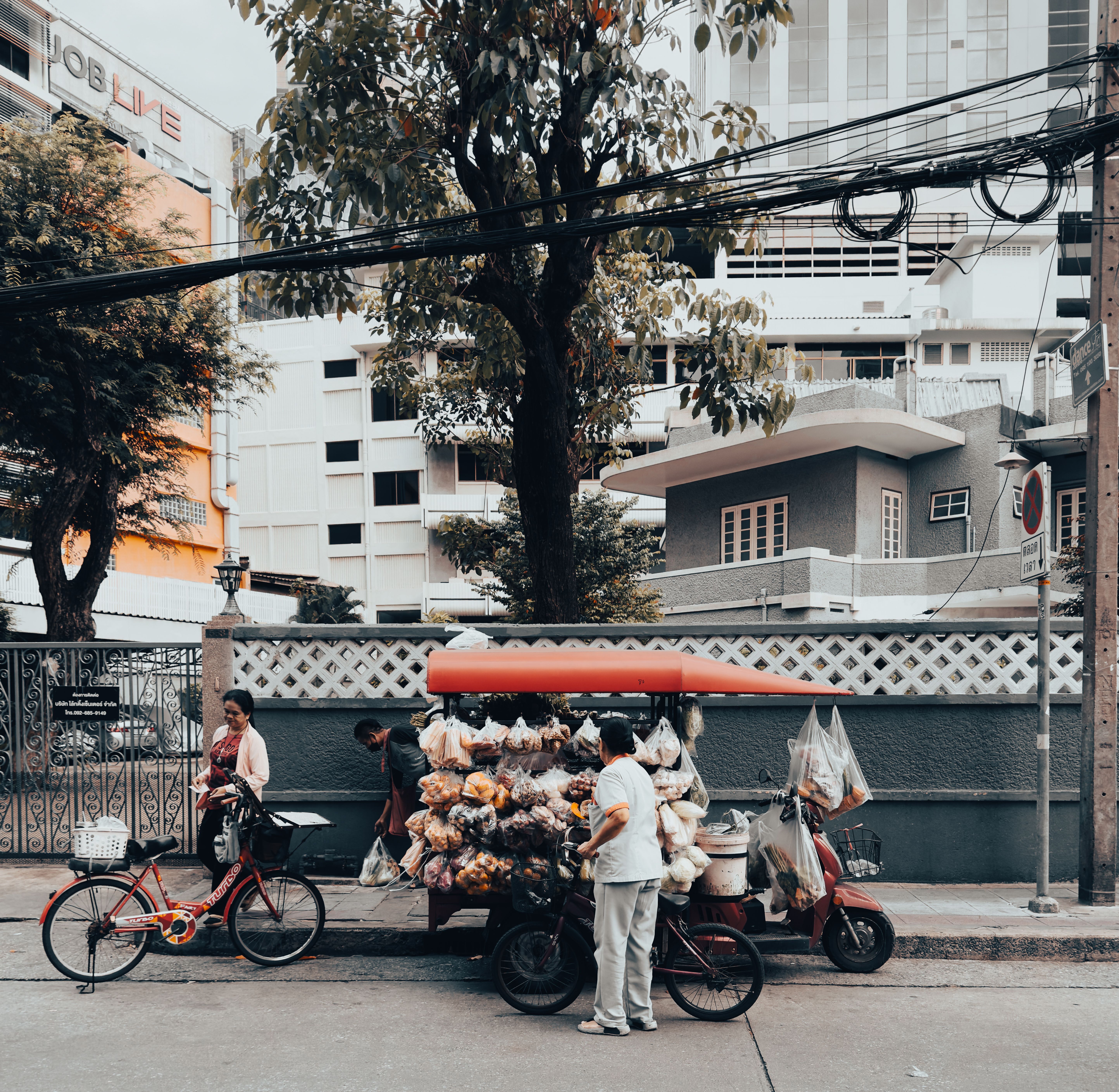 Talat Noi al amanecer: el barrio más antiguo de Bangkok y su caldo que huele a historia