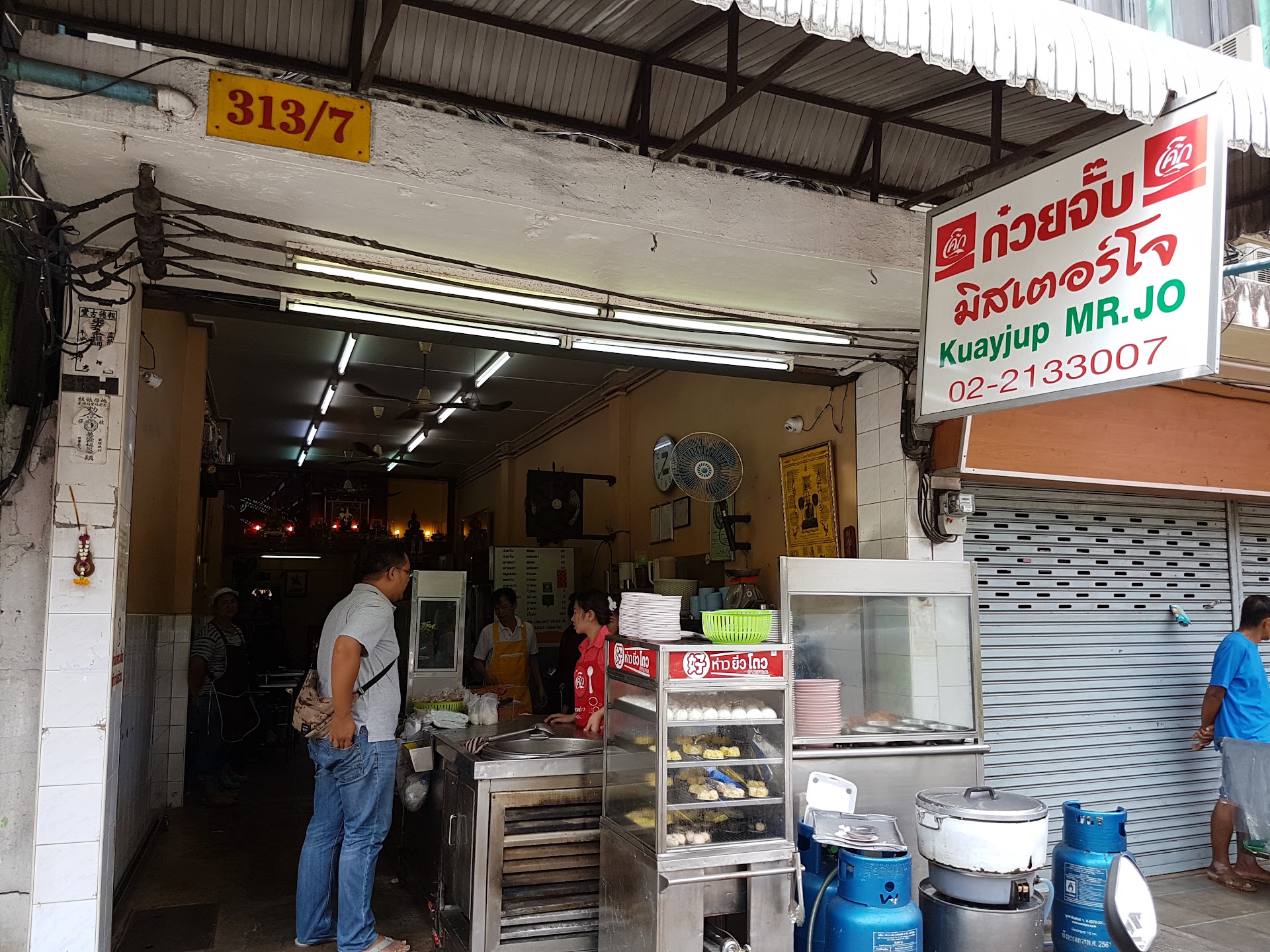 Talat Noi al amanecer: el barrio más antiguo de Bangkok y su caldo que huele a historia