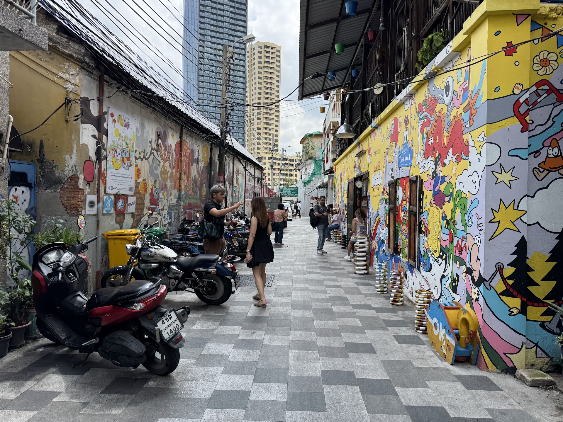 Talat Noi al amanecer: el barrio más antiguo de Bangkok y su caldo que huele a historia