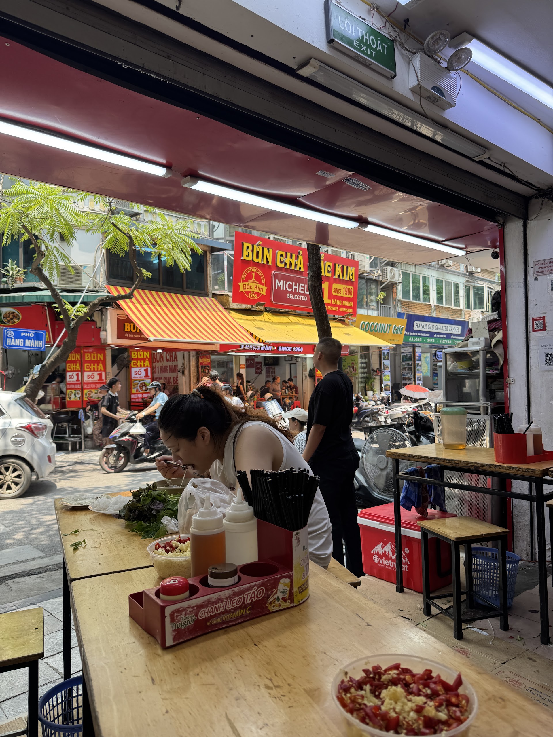El plato que Hanói cocina desde el amanecer: bún chả a pie de calle en Hoàn Kiếm