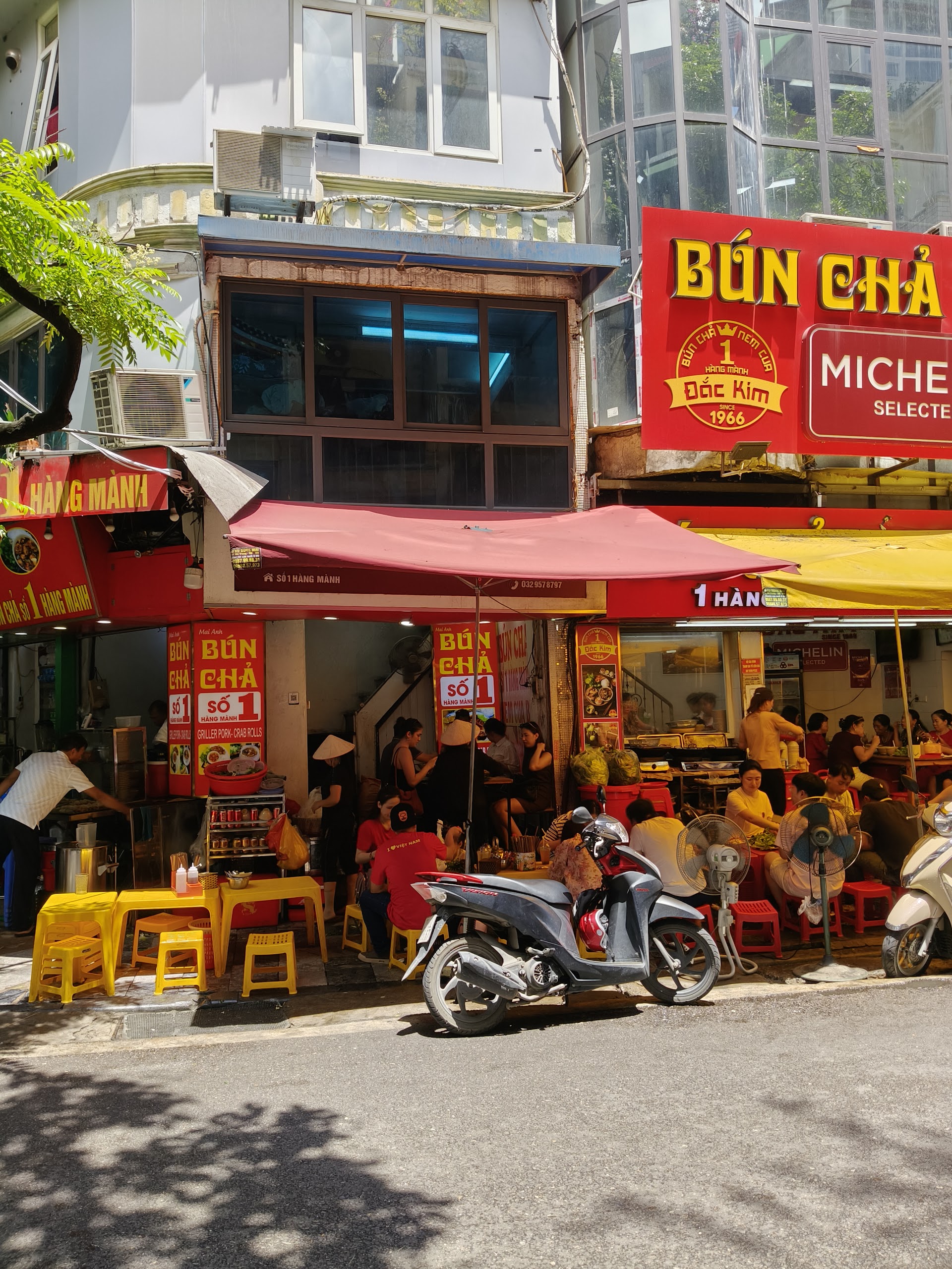 El plato que Hanói cocina desde el amanecer: bún chả a pie de calle en Hoàn Kiếm