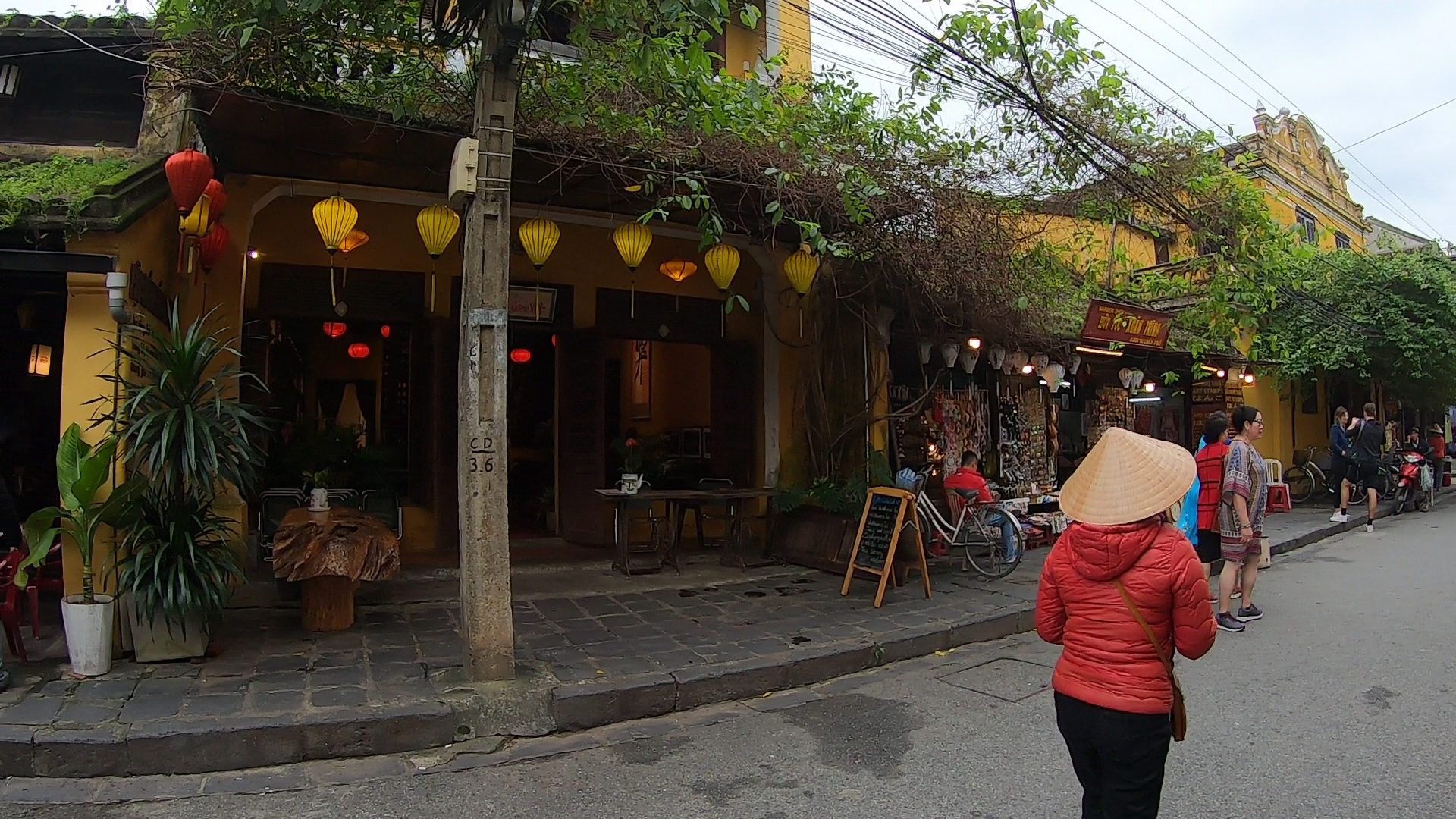El plato que solo existe en Hoi An: el secreto del Cao Lau a pie de calle