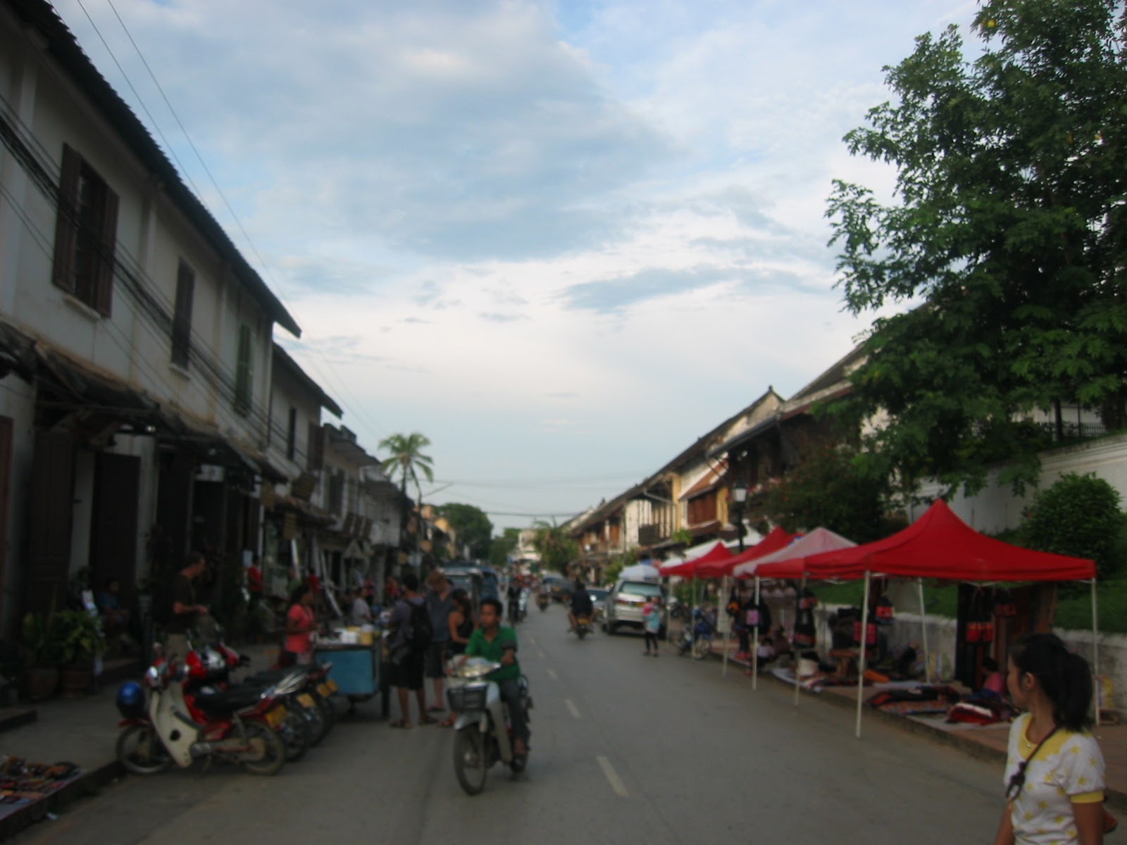 Luang Prabang, 6 de la mañana: la ceremonia del alba que la mayoría de turistas duerme