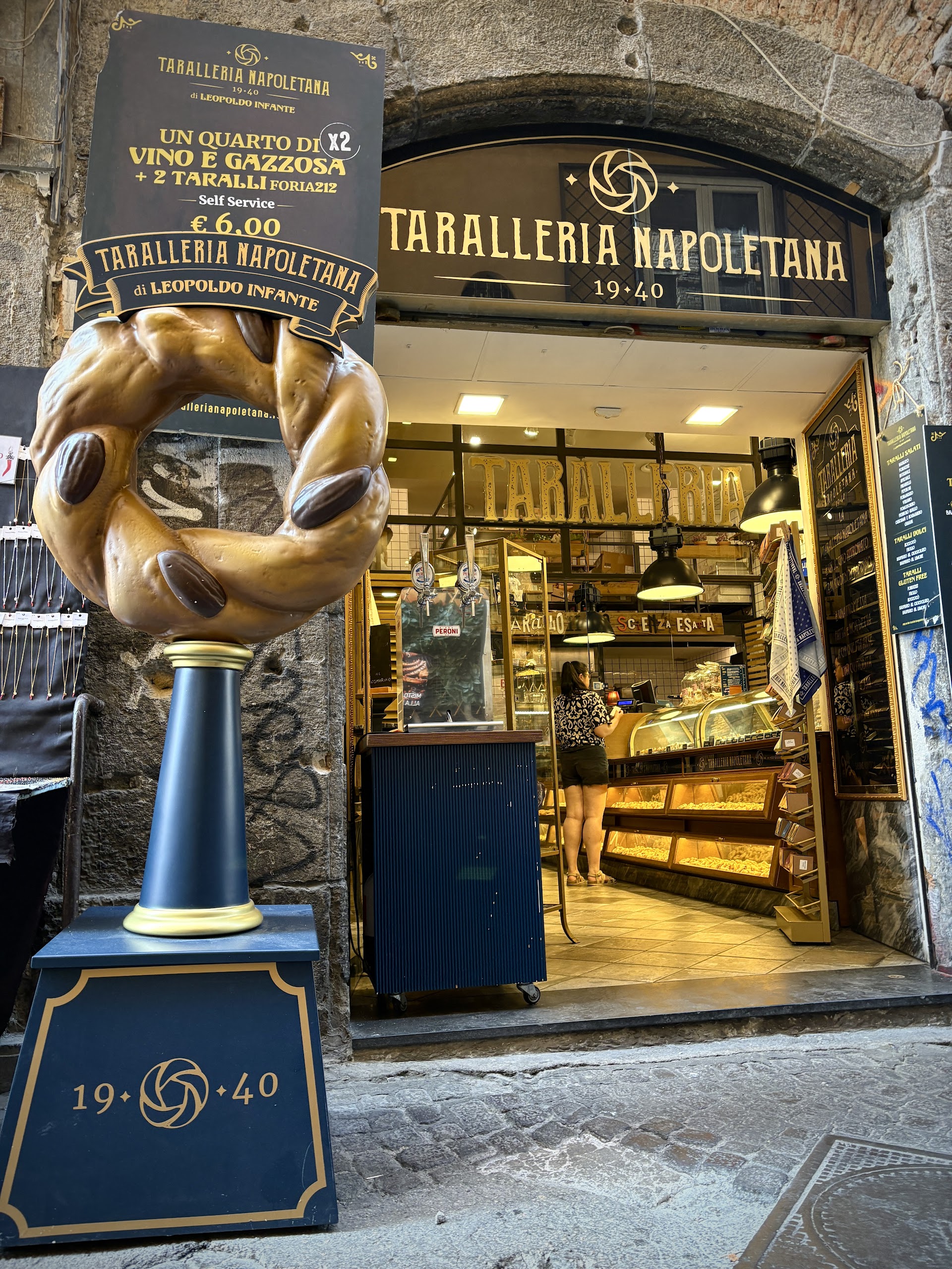 La calle que parte Nápoles en dos: sabores a pie de calle que no salen en ninguna guía