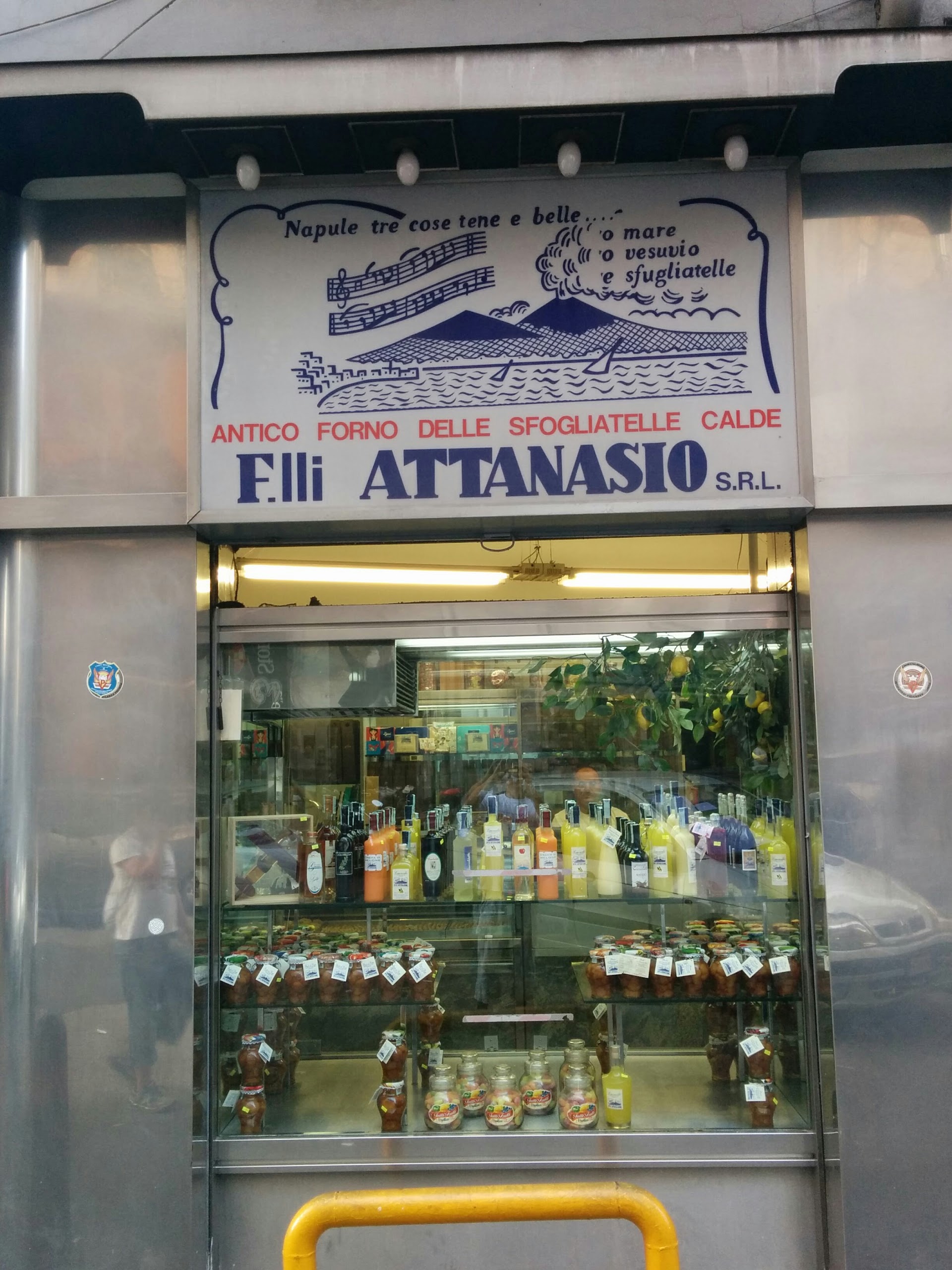 La calle que parte Nápoles en dos: sabores a pie de calle que no salen en ninguna guía