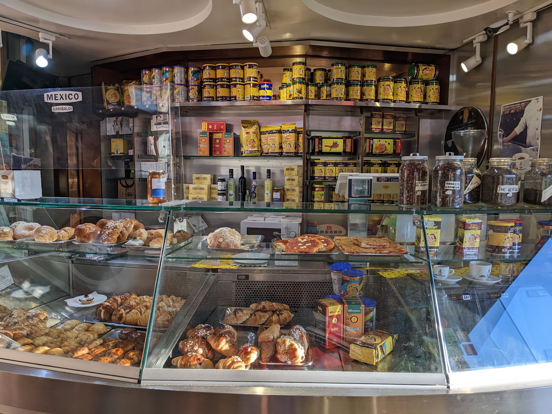 La calle que parte Nápoles en dos: sabores a pie de calle que no salen en ninguna guía