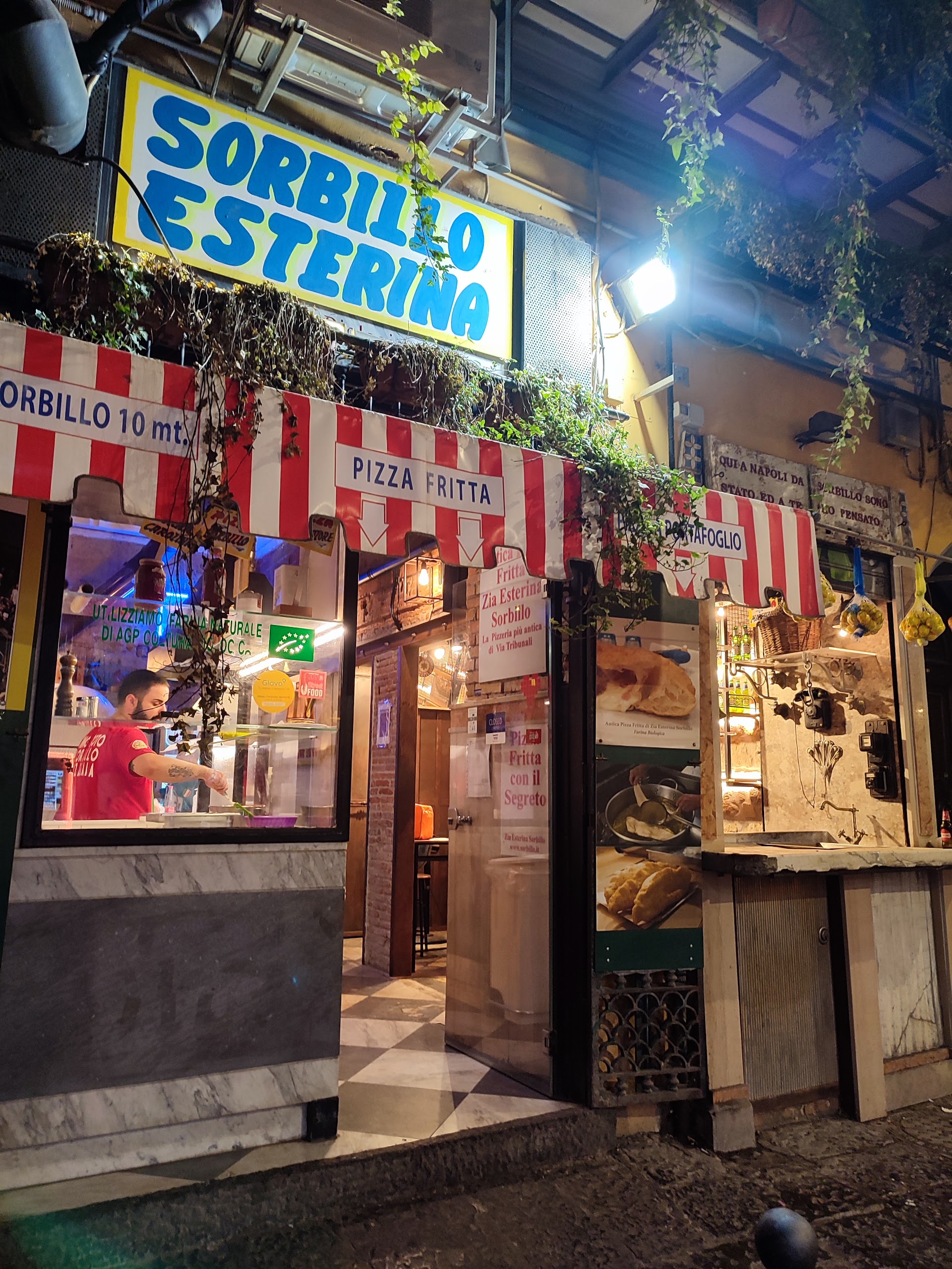La calle que parte Nápoles en dos: sabores a pie de calle que no salen en ninguna guía