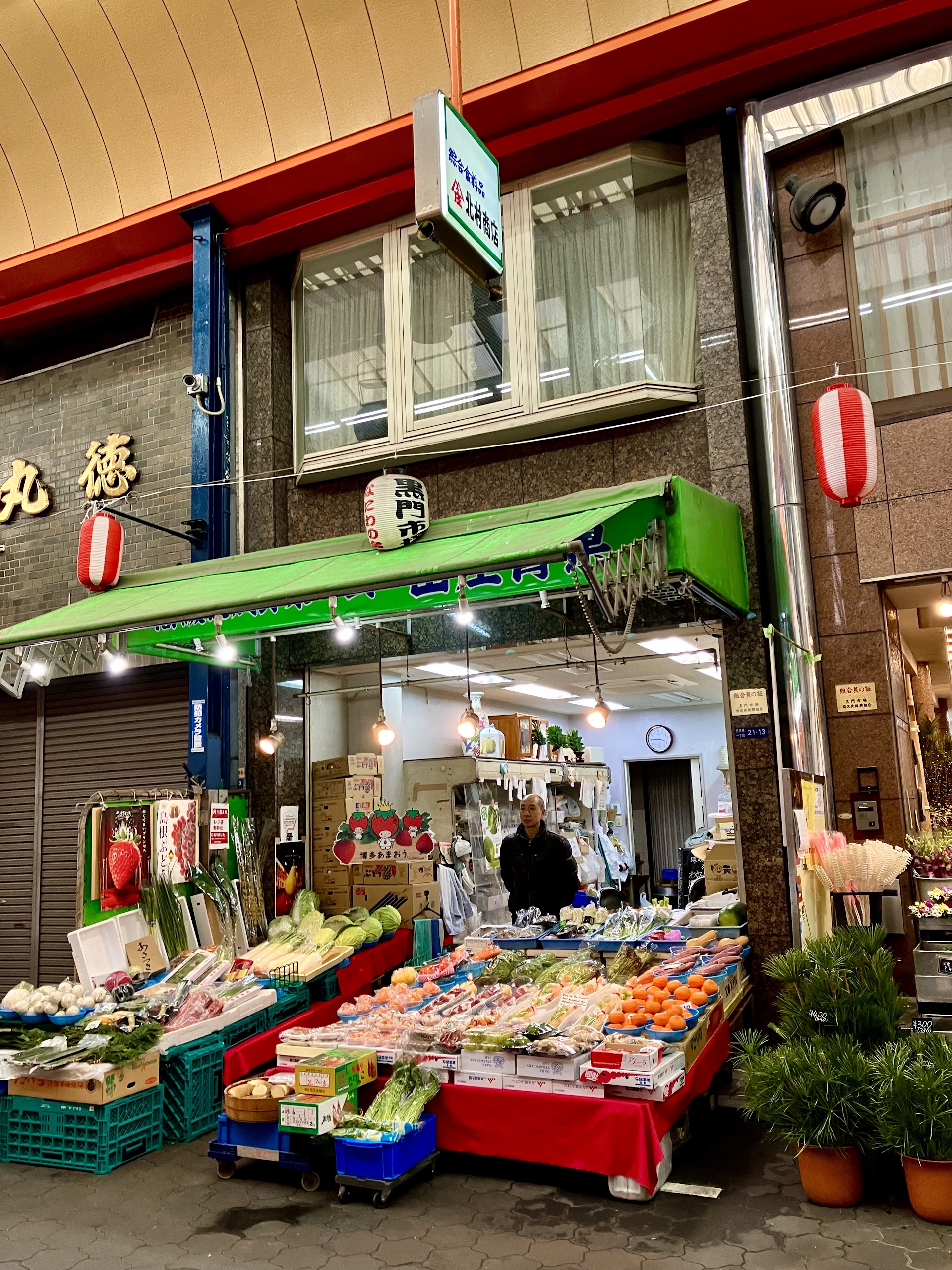 El mercado que los turistas pasan de largo en Osaka: Kuromon a primera hora