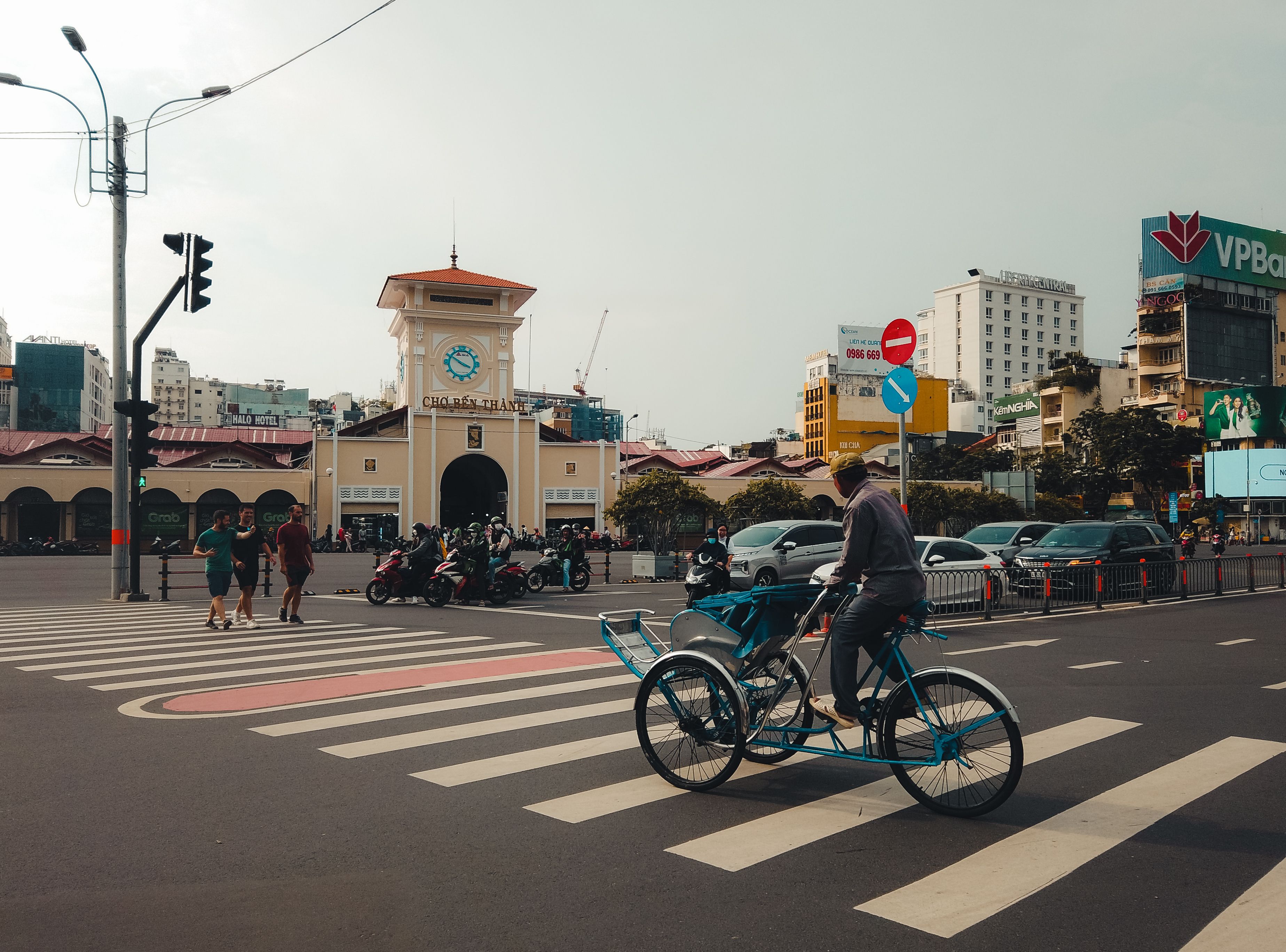 El crujido que define Saigón: bánh xèo a pie de calle en Ben Thanh