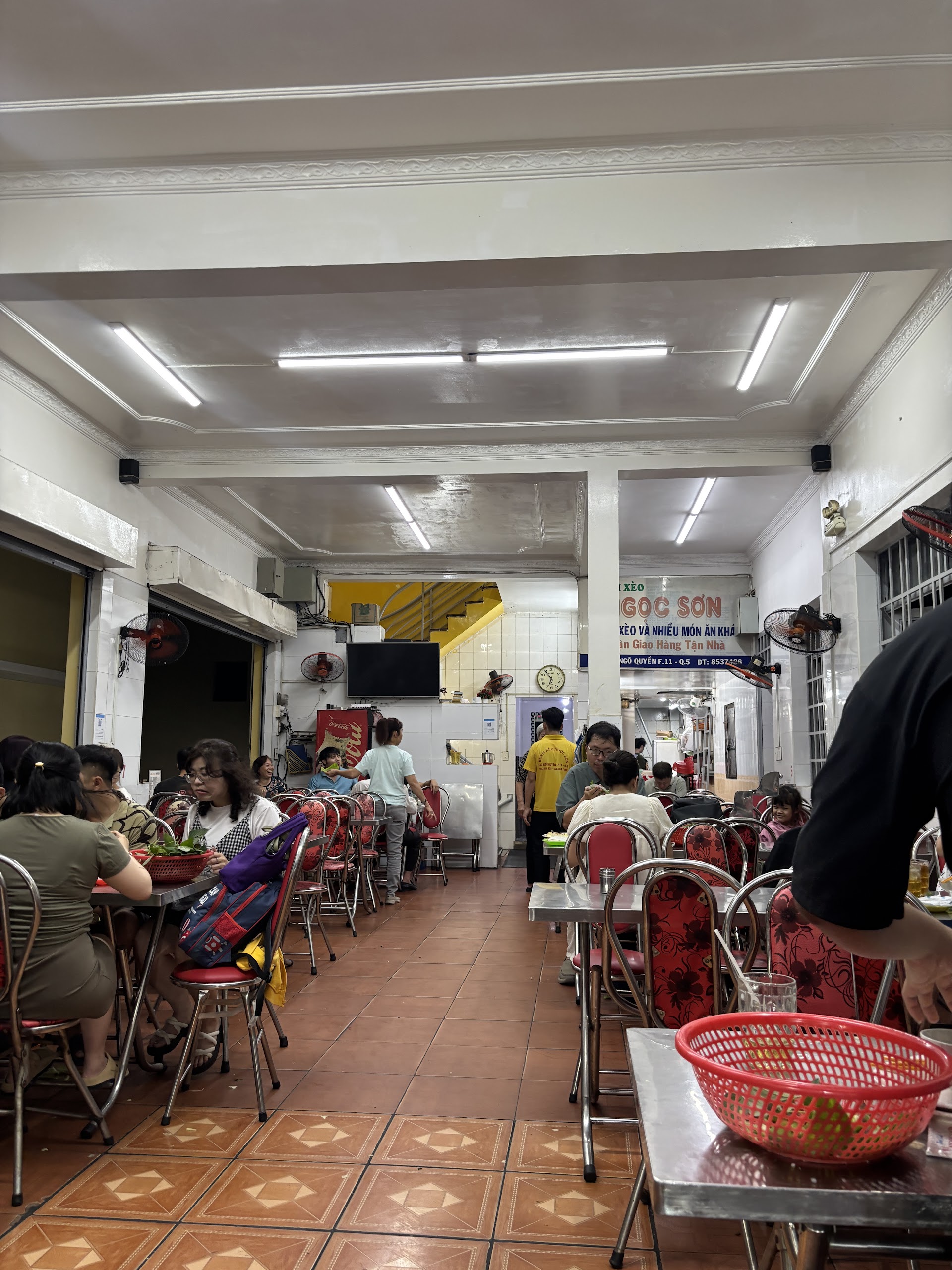 El crujido que define Saigón: bánh xèo a pie de calle en Ben Thanh