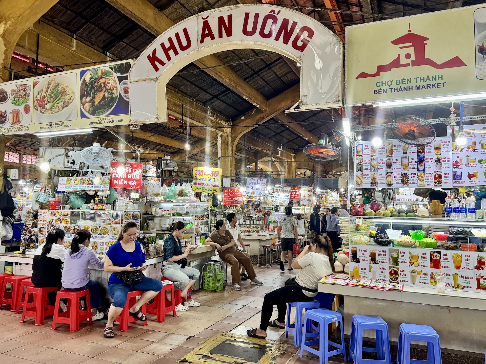 El crujido que define Saigón: bánh xèo a pie de calle en Ben Thanh