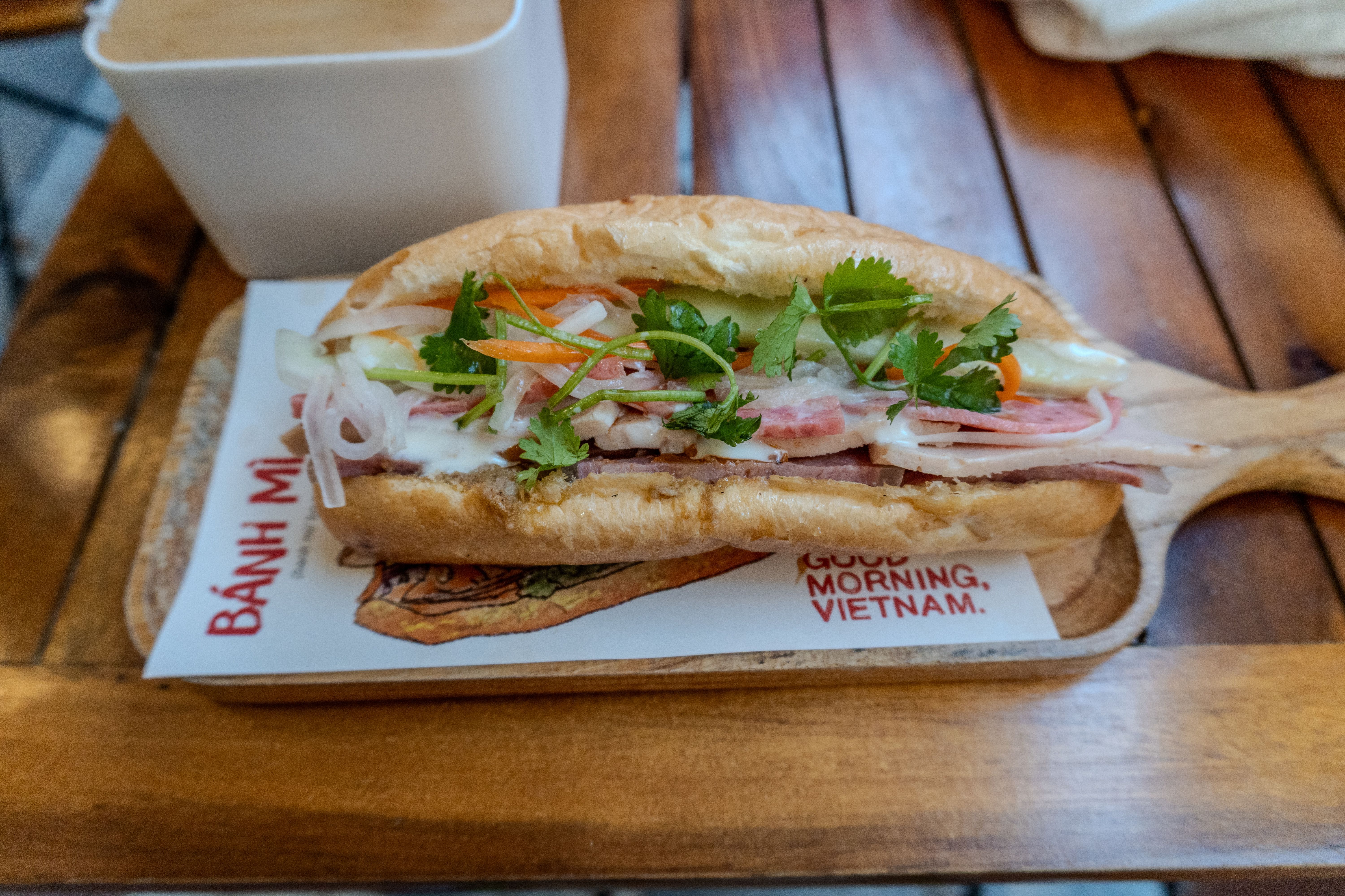 El sándwich más barato de Saigón: lo que el mercado Bến Thành no muestra en la guía