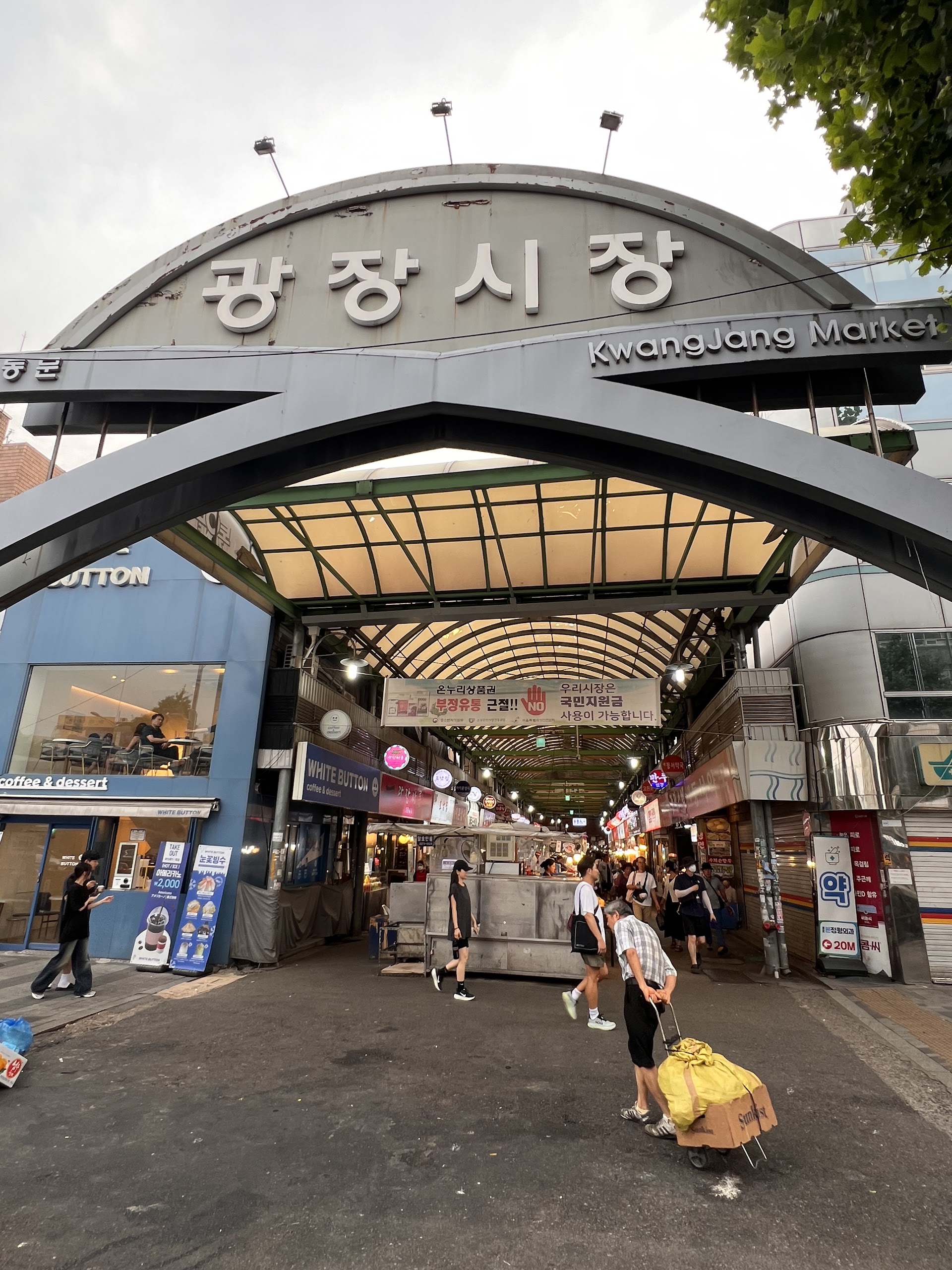 El mercado que los coreanos visitan antes del amanecer: Gwangjang y sus frituras de barrio