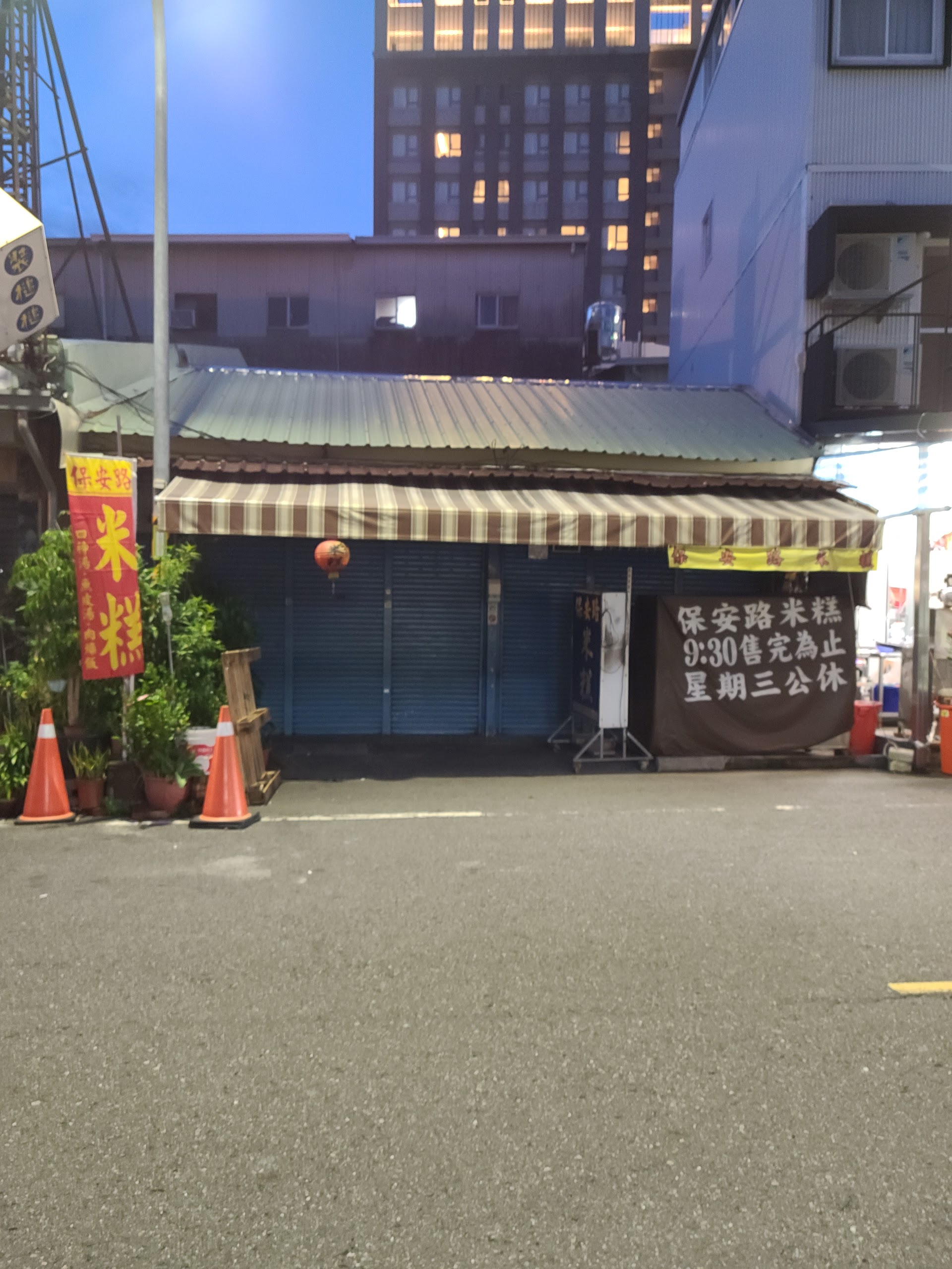 Tainan, calle Shennong al amanecer: la sopa de buey que desaparece antes de las 8h