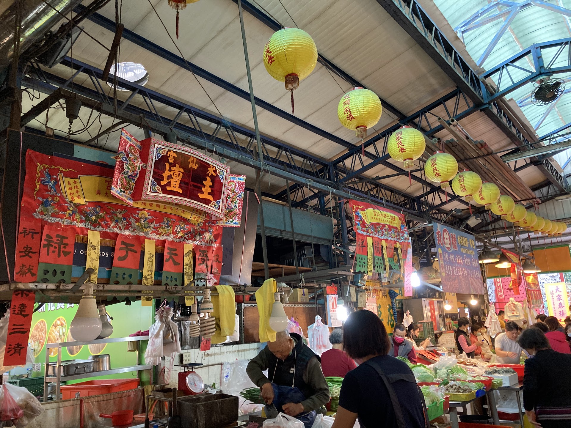 Tainan, calle Shennong al amanecer: la sopa de buey que desaparece antes de las 8h