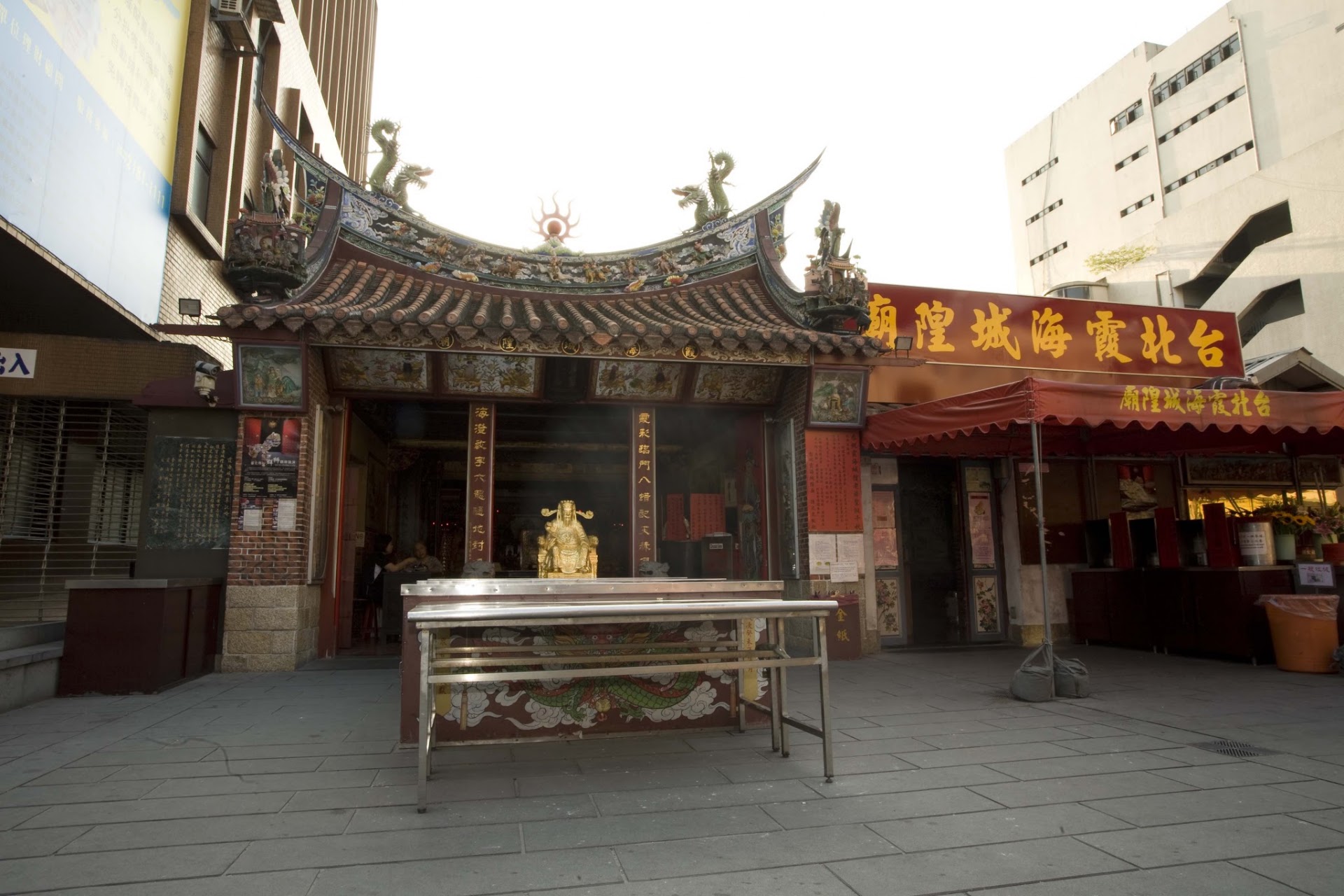 Calle Dihua, Taipei — alba entre hierbas secas y fachadas de cien años