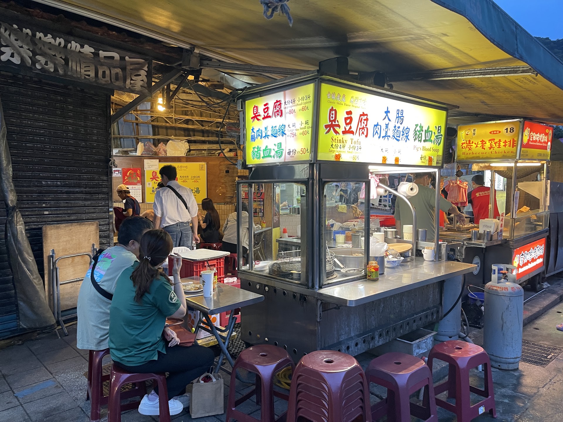 Mercado Nocturno de Shilin: 10 Comidas Callejeras Imperdibles en Taipéi