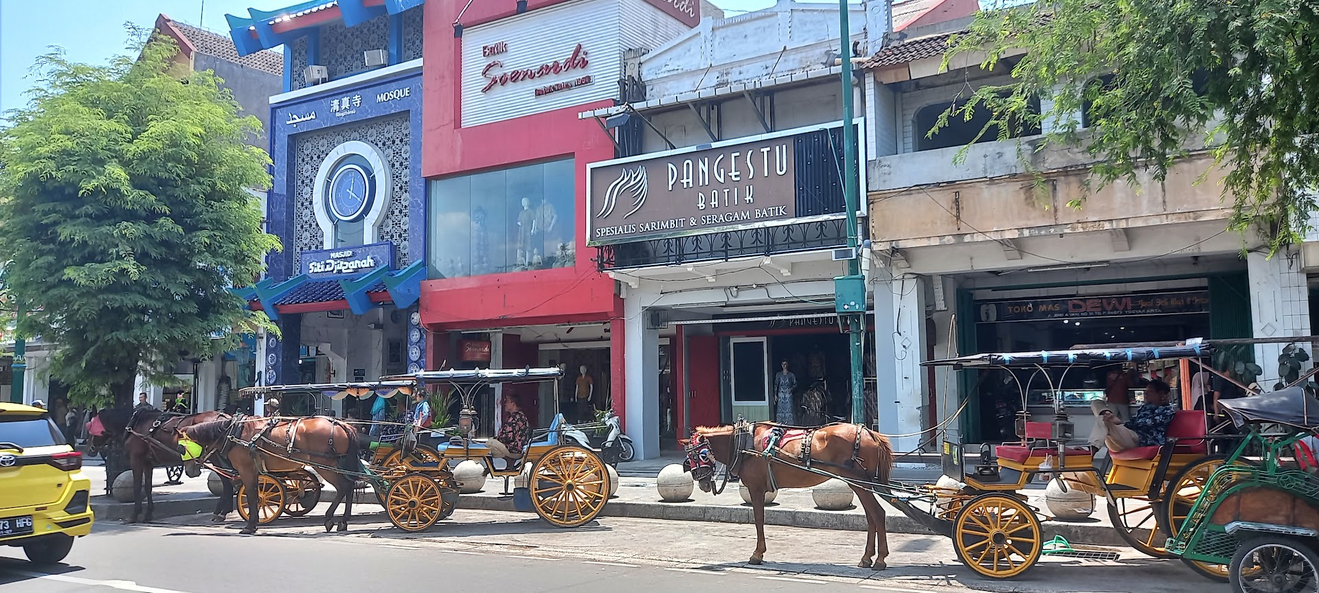 Pasar Beringharjo al amanecer: el gudeg y el olor a jazmín que despiertan Yogyakarta
